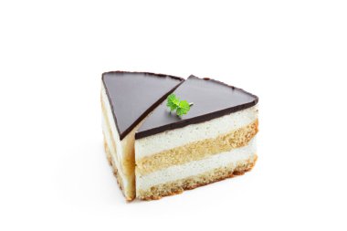 Sufle kek dilimleri beyaz arkaplanda izole 