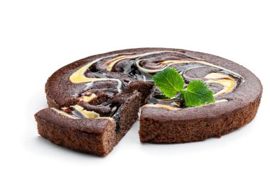 Beyaz ve siyah ganache ile süslenmiş siyah çikolatalı tart. 