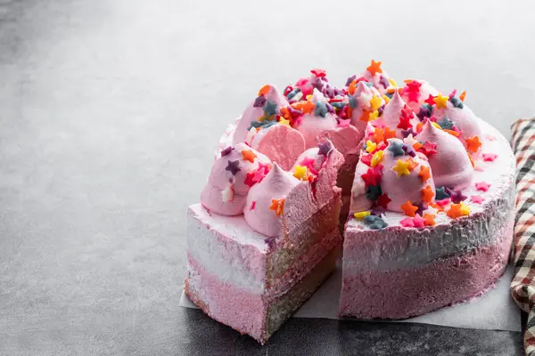 Gâteau Éponge Rose Décoré Une Petite Meringue Sur Fond Gris Image En Vente