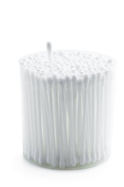 Beyaz zemin üzerinde izole edilmiş şeffaf plastik kutuda pamuk tomurcukları 