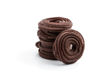 Beyaz üzerine izole edilmiş bir yığın çikolatalı bisküvi. 