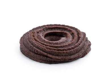 Beyaz üzerine izole edilmiş tereyağlı çikolatalı bisküvi. 