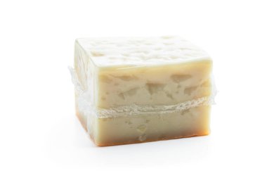 Beyaz arkaplanda izole edilmiş vakumlu plastik pakette peynir 