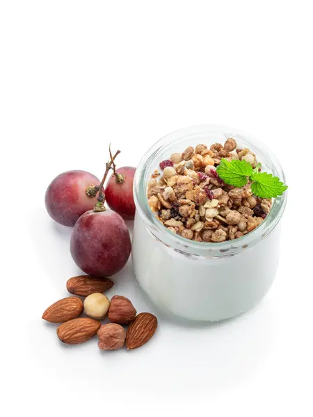Friss Természetes Házi Készítésű Bio Joghurt Granolával Szőlővel Fehér Alapon Stock Fotó
