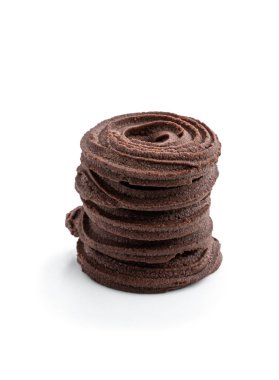 Beyaz üzerine izole edilmiş bir yığın çikolatalı bisküvi. 