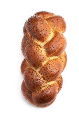 Örülmüş buğday unu somunu beyaza izole edilmiş. 