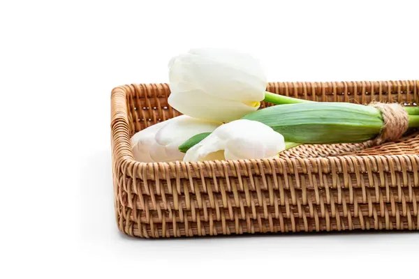 Букет Цветов Белого Тюльпана Маленькой Корзине Изолированной Белом Стоковое Изображение