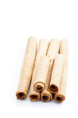 Beyaz arka planda kaynamış yoğunlaştırılmış sütle birlikte waffer dürümlerinin lezzeti 