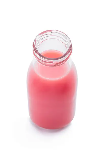 Botol Transparan Dari Milkshake Stroberi Diisolasi Pada Latar Belakang Putih Stok Foto