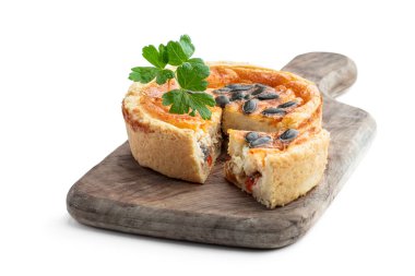 Tahtadaki küçük tavuk eti turtası beyaza izole edilmiş. 