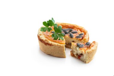 Beyaz üzerine izole edilmiş tavuk eti mini turta 