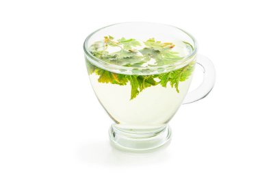 Beyaz üzümlü siyah üzümlü cam bardakta çay. 