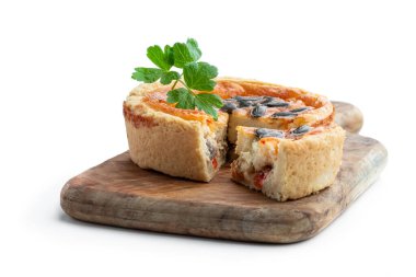 Beyaz üzerine izole edilmiş tavuk eti mini turta 