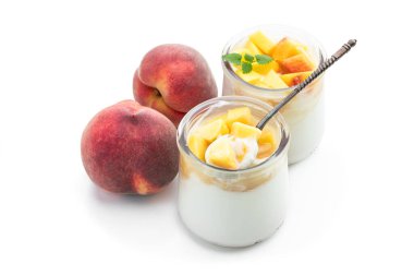 Kavanozda ev yapımı yoğurt ve beyaz şeftali meyvesi. 