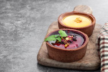 Taze ev yapımı limon ve yabanmersinli tartlar. 