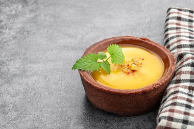 Taze ev yapımı limonlu tart ve mavi sıralı krema. 