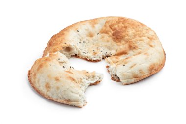 Özbek ekmeği beyaz arkaplanda izole 