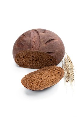 Kulakları beyaza ayrılmış dilimlenmiş çavdar ekmeği. 