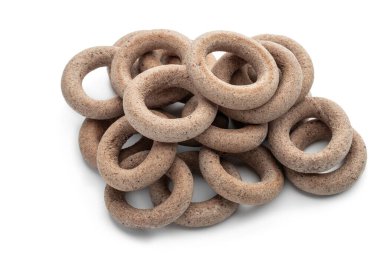 Beyaz üzerine izole edilmiş küçük kepekli çörekler. 