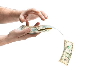 Beyaz arka planda izole edilmiş dolar banknotları atan bir adam. 