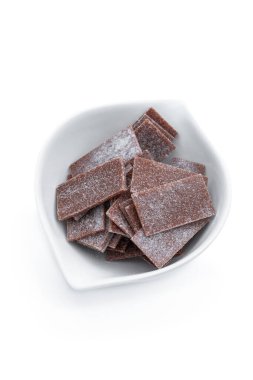 Beyaz arka planda izole edilmiş meyve pastil dilimleri 