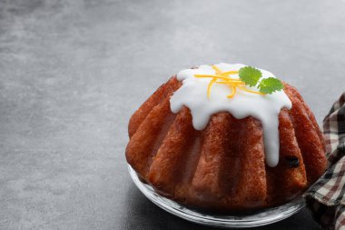 Gri arka planda kuru üzümlü romlu kek. 