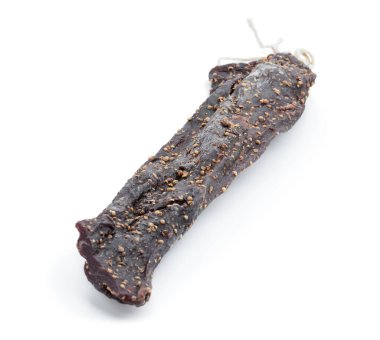 Lezzetli kuru füme sığır eti, beyaz üzerine izole edilmiş. 