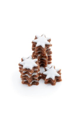 Noel kurabiyeleri yığını beyaz üzerinde izole edilmiş tarçın yıldızları 