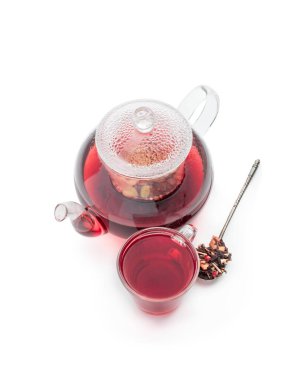 Sıcak meyve çayı ve cam çaydanlık beyaza izole edilmiş. 