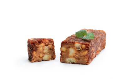 Karamel dilimi beyaz üzerine izole edilmiş. 