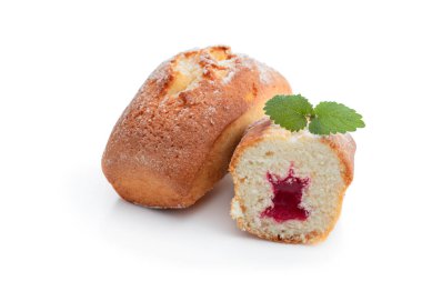 Beyaz arkaplanda reçelle doldurulmuş mini ekmekler. 