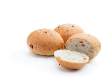 Beyaz arka planda taze pişmiş soğanlı çörekler. 