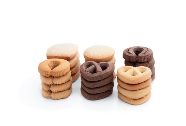 Beyaz arka planda izole edilmiş çeşitli Danimarka tereyağlı kurabiyeler 