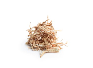 Kereviz kökü kurutulmuş yığın beyaza izole edilmiş 