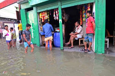 Dün gece insanlar Dhaka 'nın sel basmış caddesinde yürüyordu. Şiddetli yağış, Dhaka, Bangladeş' te 25 Ekim 2022 'de güçlü bir hortum etkisi yarattı.