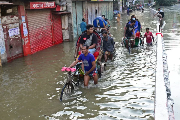 Рикши Пытаются Проехать Пассажирами Затопленной Улице Дакки Прошлой Ночью Сильные — стоковое фото