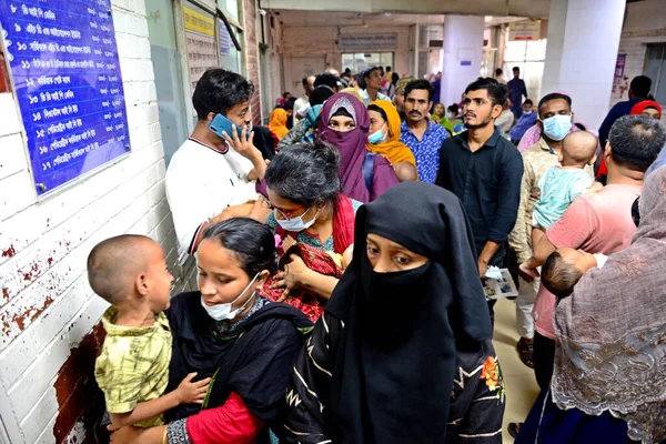 stock image Relatives gather with their child patients in front of the emergency gate as they come to Dhaka child hospital for treatment in Dhaka, Bangladesh, on October 31, 2022. Almost 38024 people have been hospitalized and 141 deaths since January to till da