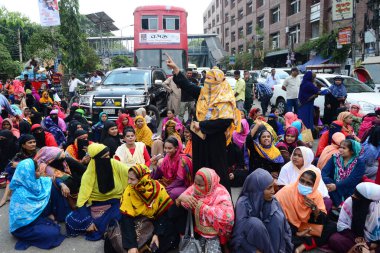 Olio Giyim işçileri, 1 Kasım 2022 'de Dhaka, Bangladeş' teki ödenmemiş maaş ve yardımlarını talep etmek için bir yolu kapattılar..