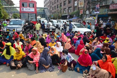 Olio Giyim işçileri, 1 Kasım 2022 'de Dhaka, Bangladeş' teki ödenmemiş maaş ve yardımlarını talep etmek için bir yolu kapattılar..