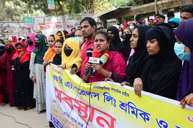 She and He Apparels 'in giyim işçileri, 14 Kasım 2022' de Bangladeş 'in Dhaka kentindeki Ulusal Basın Kulübü önünde üç aylık maaşlarını talep eden bir gösteriyi sınırlı bir şekilde sahneledi.