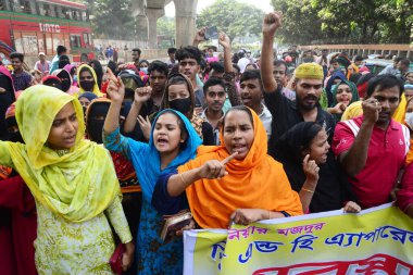 She and He Apparels 'in giyim işçileri, 14 Kasım 2022' de Bangladeş 'in Dhaka kentindeki Ulusal Basın Kulübü önünde üç aylık maaşlarını talep eden bir gösteriyi sınırlı bir şekilde sahneledi.