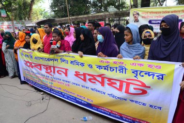 She and He Apparels 'in giyim işçileri, 14 Kasım 2022' de Bangladeş 'in Dhaka kentindeki Ulusal Basın Kulübü önünde üç aylık maaşlarını talep eden bir gösteriyi sınırlı bir şekilde sahneledi.