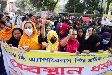 She and He Apparels 'in giyim işçileri, 14 Kasım 2022' de Bangladeş 'in Dhaka kentindeki Ulusal Basın Kulübü önünde üç aylık maaşlarını talep eden bir gösteriyi sınırlı bir şekilde sahneledi.