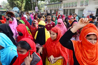 She and He Apparels 'in giyim işçileri, 14 Kasım 2022' de Bangladeş 'in Dhaka kentindeki Ulusal Basın Kulübü önünde üç aylık maaşlarını talep eden bir gösteriyi sınırlı bir şekilde sahneledi.