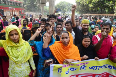 She and He Apparels 'in giyim işçileri, 14 Kasım 2022' de Bangladeş 'in Dhaka kentindeki Ulusal Basın Kulübü önünde üç aylık maaşlarını talep eden bir gösteriyi sınırlı bir şekilde sahneledi.