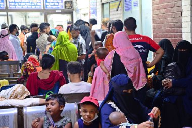 Akrabalar, 31 Ekim 2022 'de Bangladeş' in Dhaka kentinde tedavi için Dhaka çocuk hastanesine gelen çocuk hastalarıyla birlikte acil servis kapısının önünde toplanıyorlar. Ocak ayından bu yana yaklaşık 38024 kişi hastaneye kaldırıldı ve 141 kişi hayatını kaybetti.