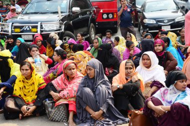 Olio Giyim işçileri, 1 Kasım 2022 'de Dhaka, Bangladeş' teki ödenmemiş maaş ve yardımlarını talep etmek için bir yolu kapattılar..