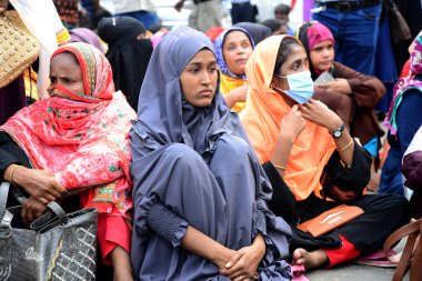 Olio Giyim işçileri, 1 Kasım 2022 'de Dhaka, Bangladeş' teki ödenmemiş maaş ve yardımlarını talep etmek için bir yolu kapattılar..