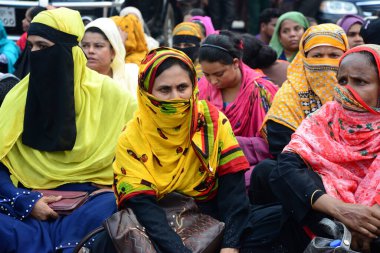 Olio Giyim işçileri, 1 Kasım 2022 'de Dhaka, Bangladeş' teki ödenmemiş maaş ve yardımlarını talep etmek için bir yolu kapattılar..