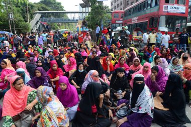 Olio Giyim işçileri, 1 Kasım 2022 'de Dhaka, Bangladeş' teki ödenmemiş maaş ve yardımlarını talep etmek için bir yolu kapattılar..